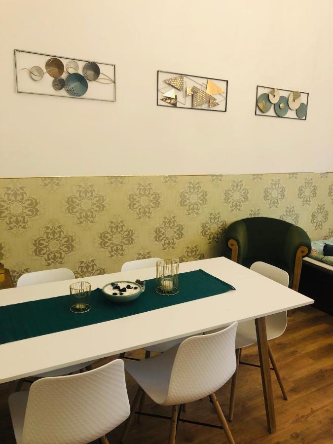 Modern Classic On Kiraly Boedapest Buitenkant foto